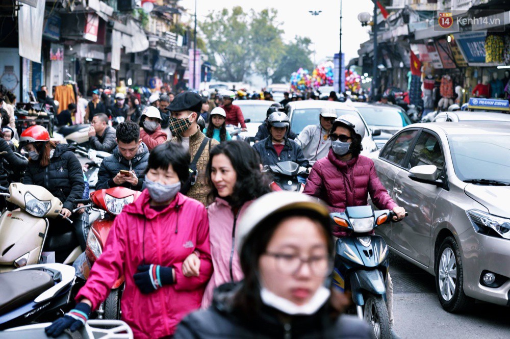 Chiều 29 Tết, người dân thủ đô đổ dồn về phố cổ để mua sắm và cảm nhận không khí Tết ngập tràn