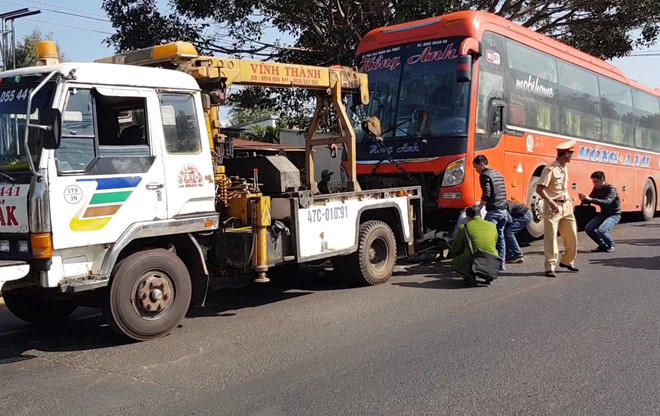 2 cha con đứng bên lề đường bị ôtô khách tông tử vong ngày 29 Tết
