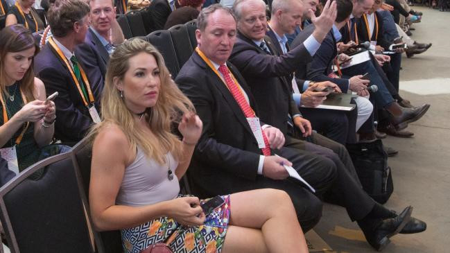 Quan hệ với nhân viên, phó thủ tướng Australia nguy cơ mất chức