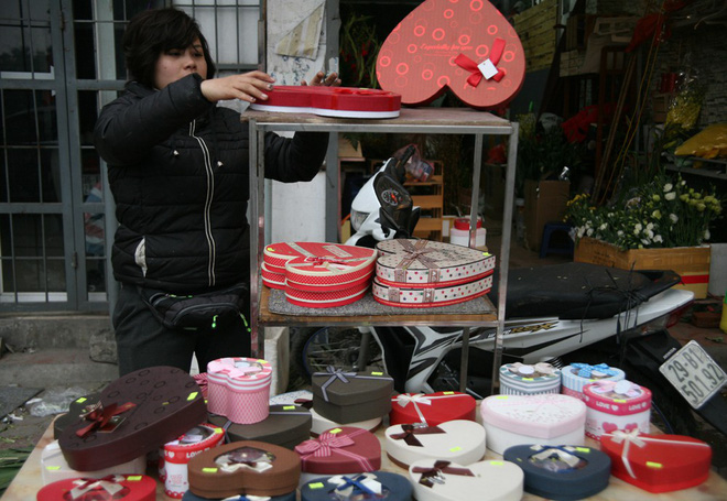 Shop hoa tươi, socola vắng tanh khách do Valentine đúng dịp Tết