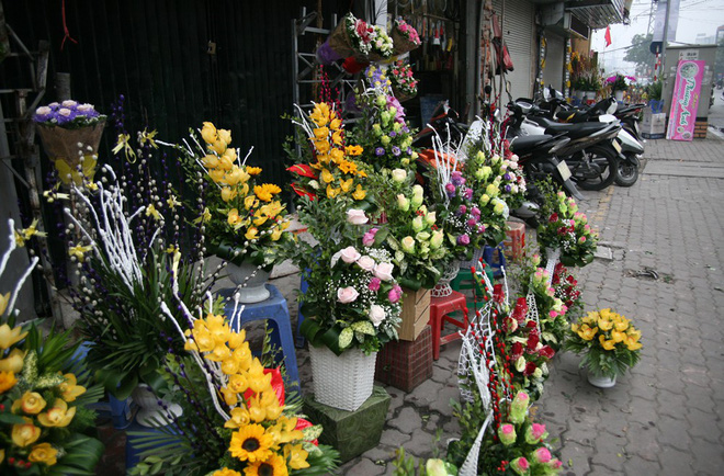 Shop hoa tươi, socola vắng tanh khách do Valentine đúng dịp Tết