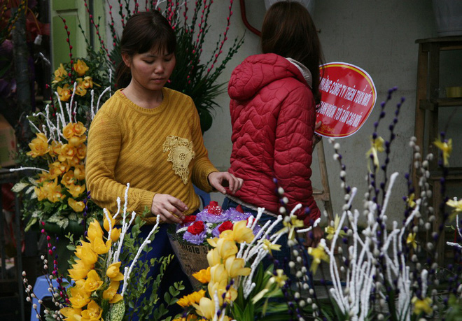 Shop hoa tươi, socola vắng tanh khách do Valentine đúng dịp Tết