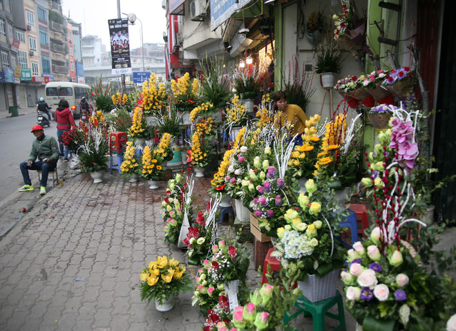 Shop hoa tươi, socola vắng tanh khách do Valentine đúng dịp Tết