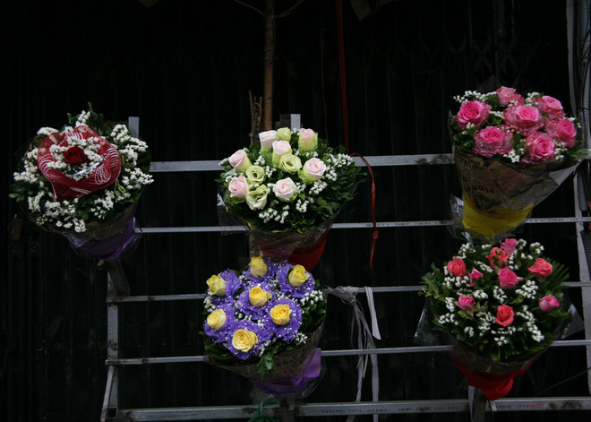 Shop hoa tươi, socola vắng tanh khách do Valentine đúng dịp Tết