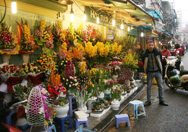 Shop hoa tươi, socola vắng tanh khách do Valentine đúng dịp Tết