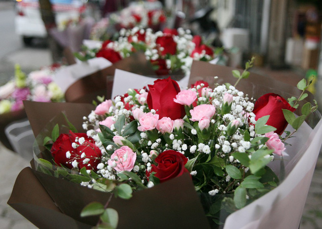 Shop hoa tươi, socola vắng tanh khách do Valentine đúng dịp Tết