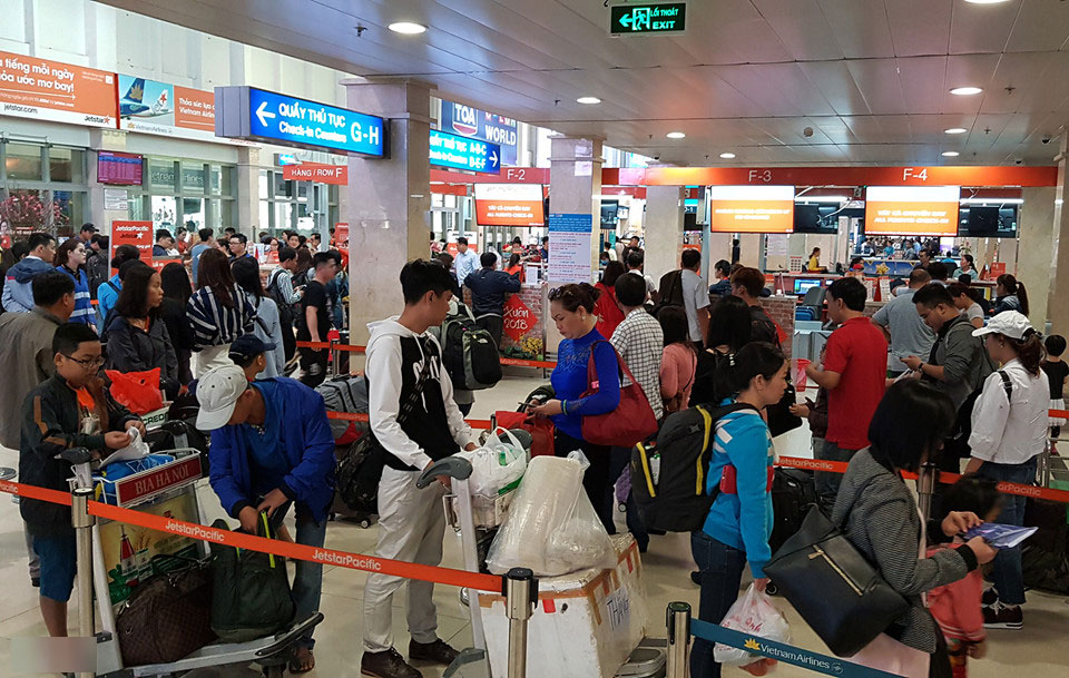Cảnh đông đúc ở sân bay Tân Sơn Nhất ngày cuối năm