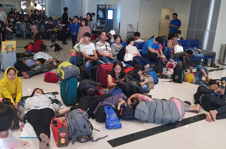 Cảnh đông đúc ở sân bay Tân Sơn Nhất ngày cuối năm