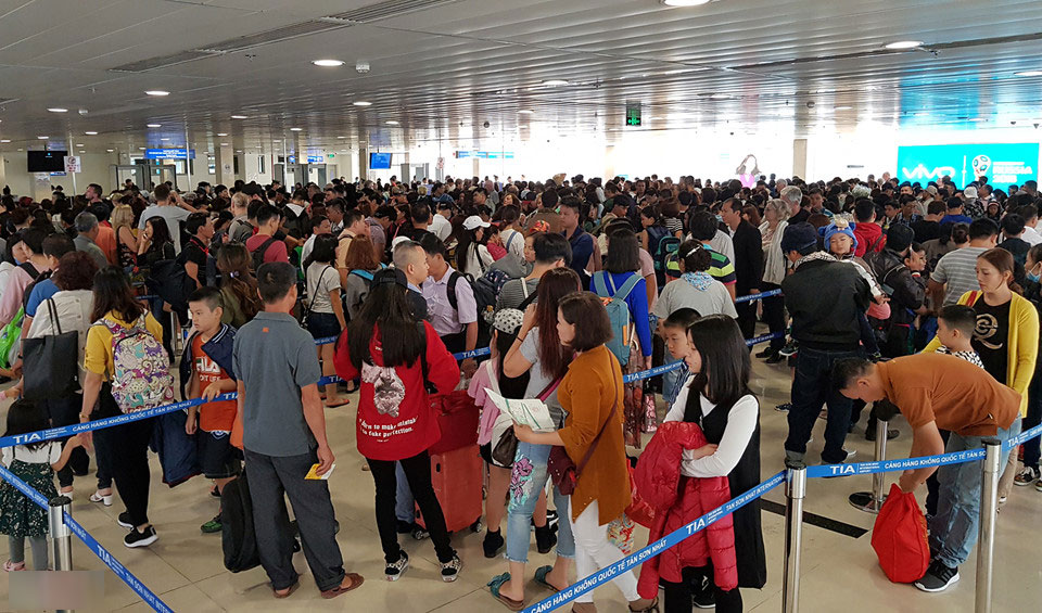 Cảnh đông đúc ở sân bay Tân Sơn Nhất ngày cuối năm