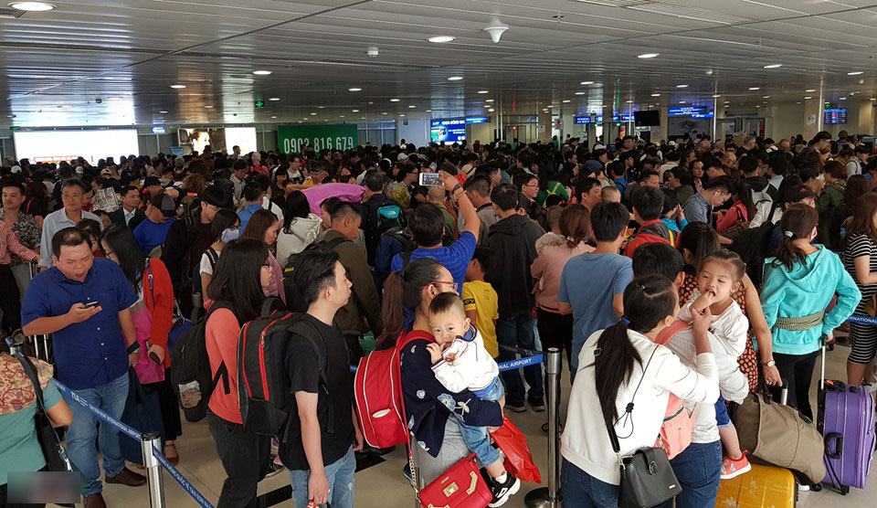 Cảnh đông đúc ở sân bay Tân Sơn Nhất ngày cuối năm