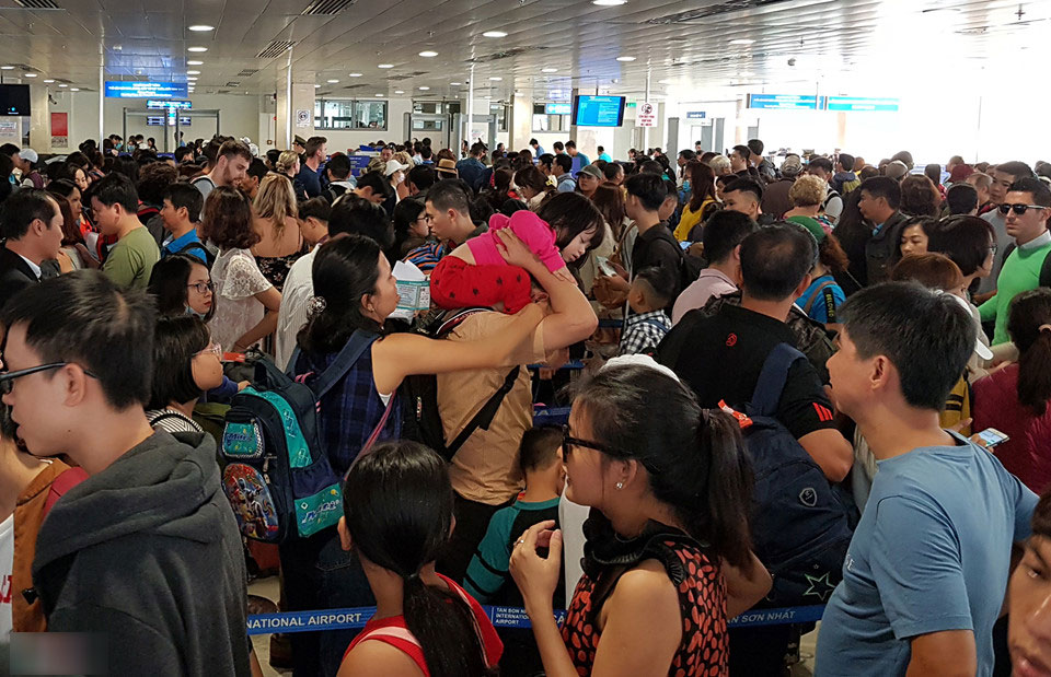 Cảnh đông đúc ở sân bay Tân Sơn Nhất ngày cuối năm