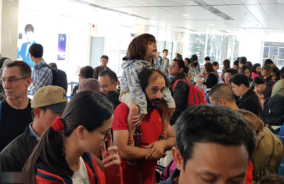 Cảnh đông đúc ở sân bay Tân Sơn Nhất ngày cuối năm