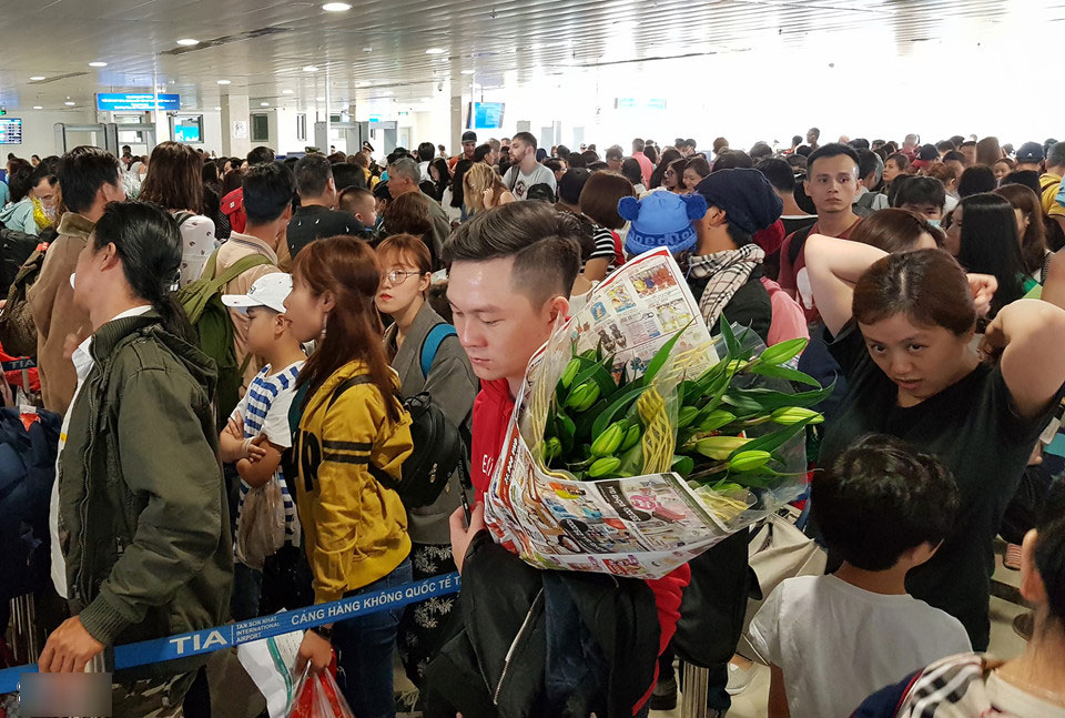 Cảnh đông đúc ở sân bay Tân Sơn Nhất ngày cuối năm