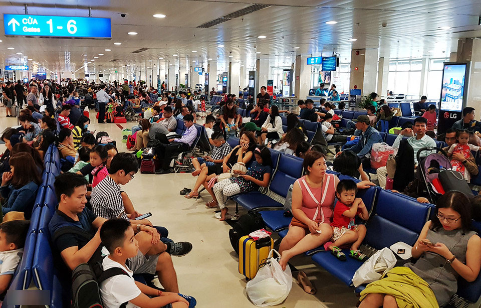 Cảnh đông đúc ở sân bay Tân Sơn Nhất ngày cuối năm