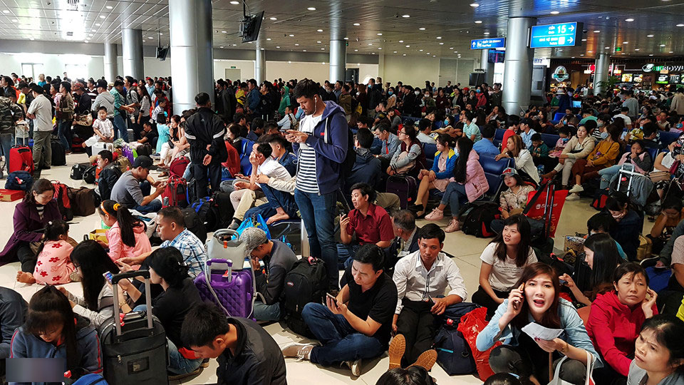 Cảnh đông đúc ở sân bay Tân Sơn Nhất ngày cuối năm