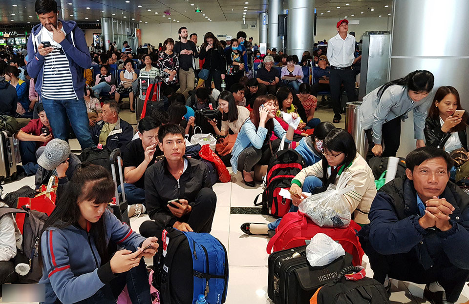 Cảnh đông đúc ở sân bay Tân Sơn Nhất ngày cuối năm