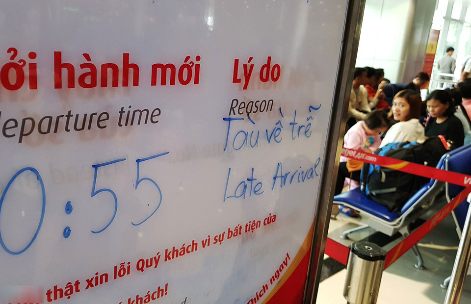 Cảnh đông đúc ở sân bay Tân Sơn Nhất ngày cuối năm