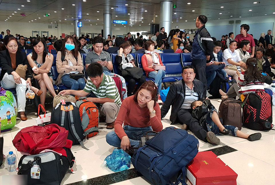 Cảnh đông đúc ở sân bay Tân Sơn Nhất ngày cuối năm