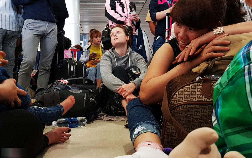 Cảnh đông đúc ở sân bay Tân Sơn Nhất ngày cuối năm