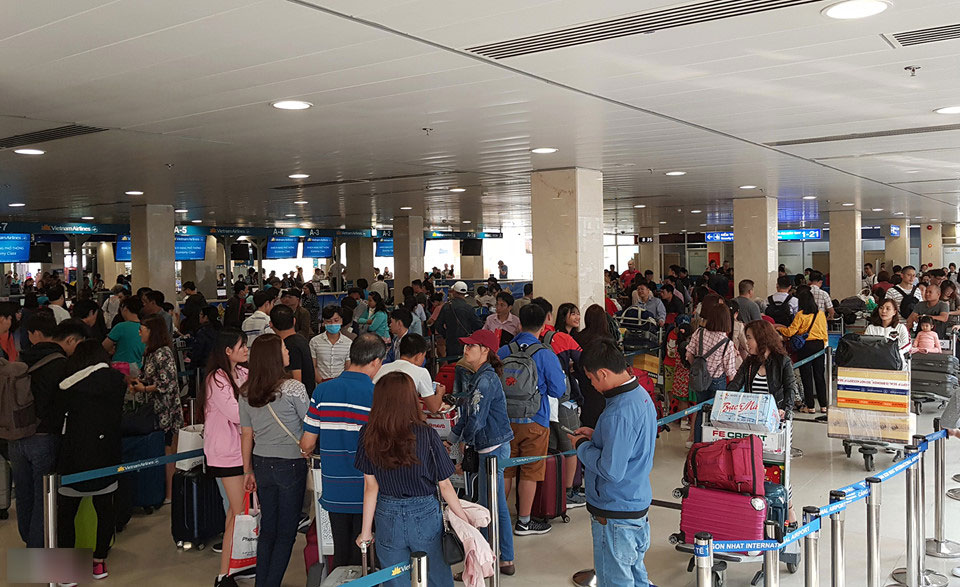 Cảnh đông đúc ở sân bay Tân Sơn Nhất ngày cuối năm