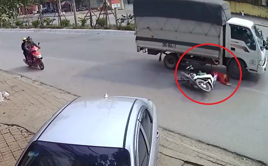 Video: Thiếu quan sát, người phụ nữ suýt bị cuốn vào gầm xe tải