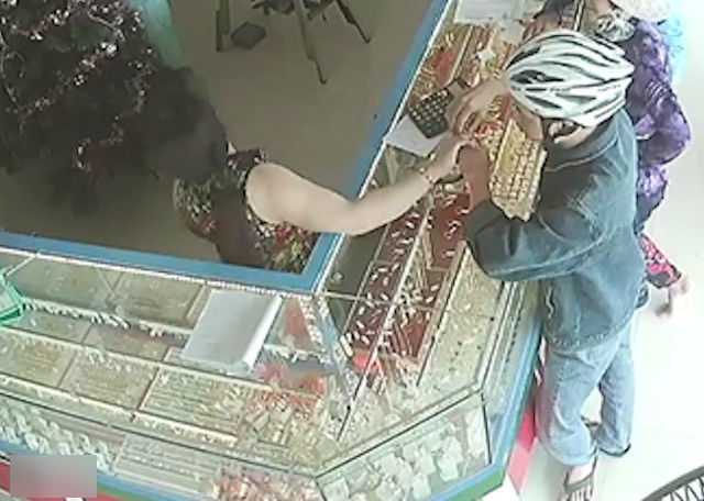 Nam thanh niên bị bắt khi vào tiệm vàng cướp nhẫn