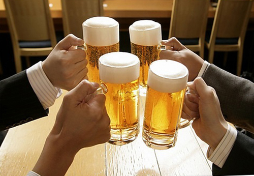 Chiêu uống rượu không say sai lầm của các quý ông