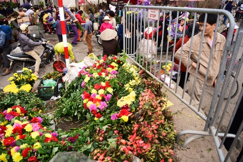 Hoa đắt gấp đôi, socola iPhone X cháy hàng dịp Valentine