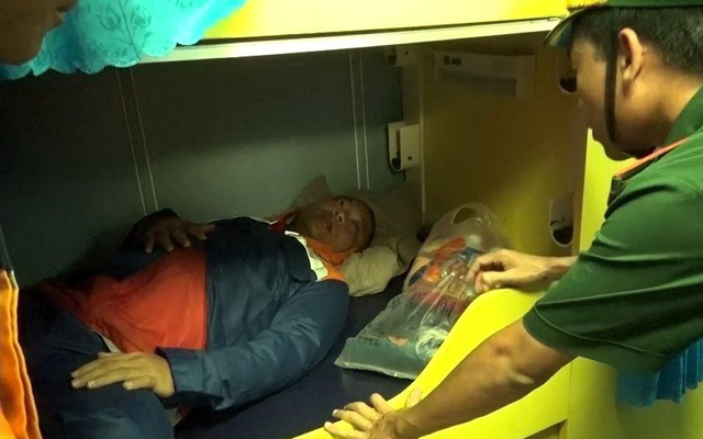 Chìm tàu cá 12 người, bốn ngư dân chết, mất tích