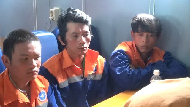 Chìm tàu cá 12 người, bốn ngư dân chết, mất tích