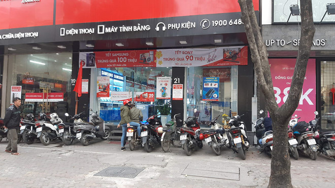 Cửa hàng bán smartphone ế ẩm giáp tết