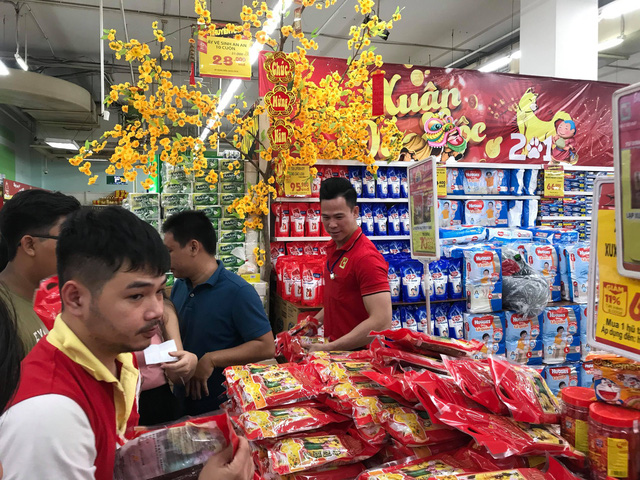 Hàng hóa ngày 30 Tết, chỉ rau củ tăng giá