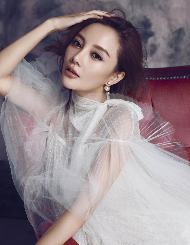 Lý Tiểu Lộ lần đầu tiên cập nhật trang cá nhân sau gần 50 ngày nổ ra scandal qua đêm cùng trai trẻ Lý Tiểu Lộ lần đầu tiên cập nhật trang cá nhân sau gần 50 ngày nổ ra scandal qua đêm cùng trai trẻ