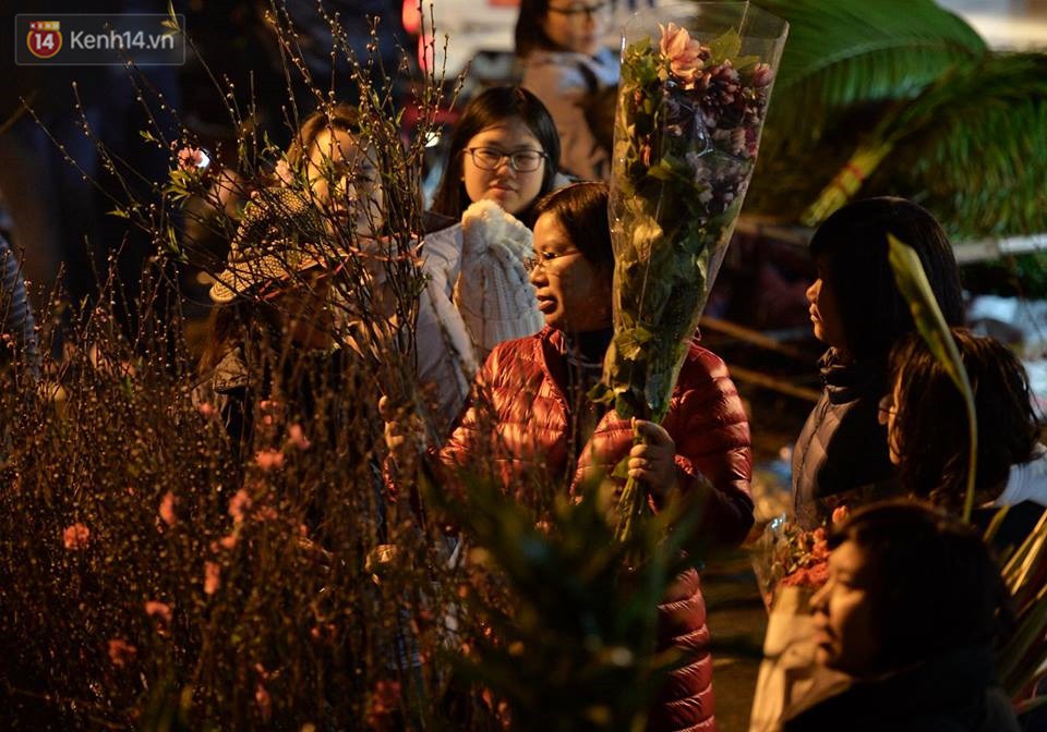 Chùm ảnh: Tấp nập chợ hoa Quảng An đêm trước giao thừa