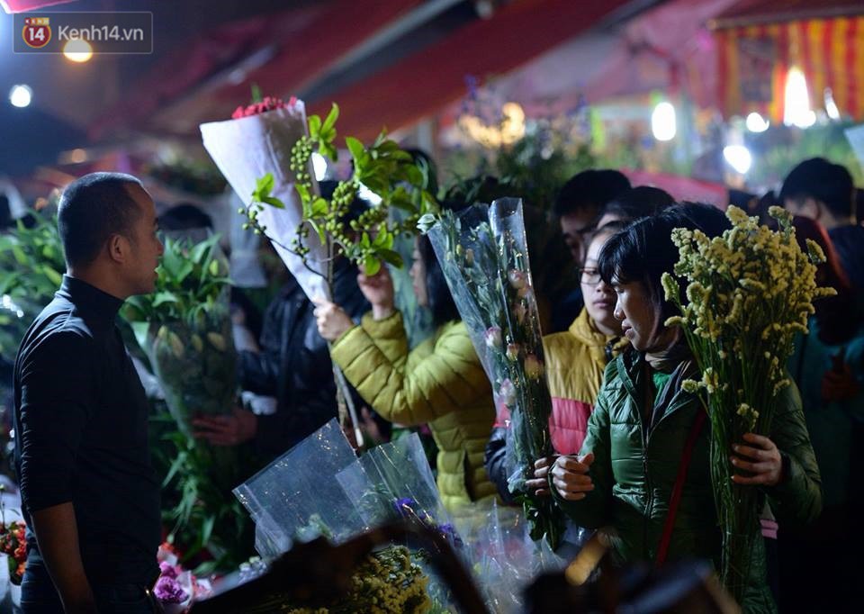 Chùm ảnh: Tấp nập chợ hoa Quảng An đêm trước giao thừa