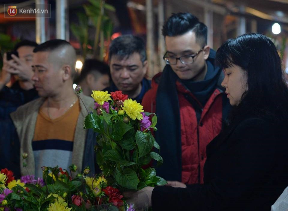 Chùm ảnh: Tấp nập chợ hoa Quảng An đêm trước giao thừa