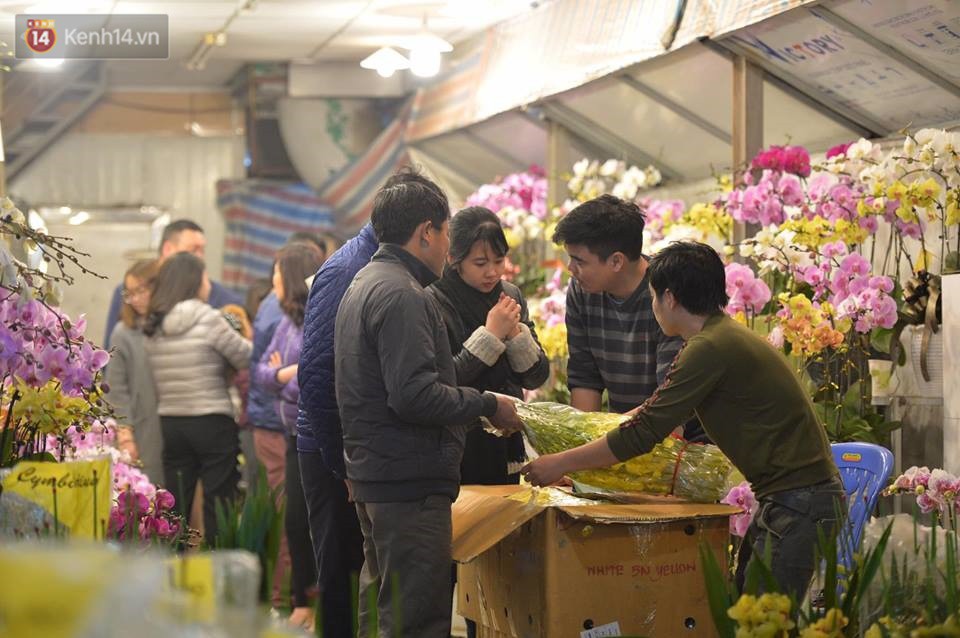 Chùm ảnh: Tấp nập chợ hoa Quảng An đêm trước giao thừa