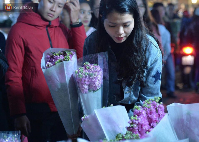 Chùm ảnh: Tấp nập chợ hoa Quảng An đêm trước giao thừa