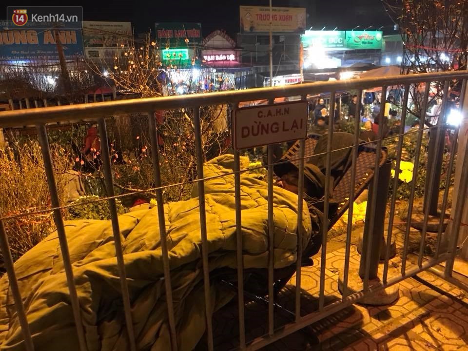 Chùm ảnh: Tấp nập chợ hoa Quảng An đêm trước giao thừa