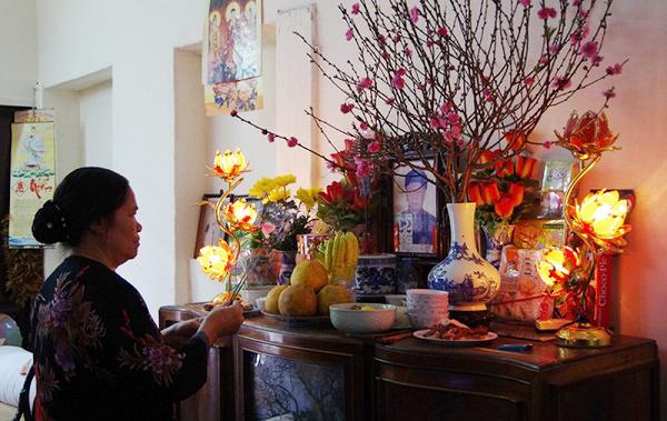 Những loại hoa kiêng kỵ cắm trên bàn thờ ngày Tết, thơm và đẹp đến mấy cũng không dùng