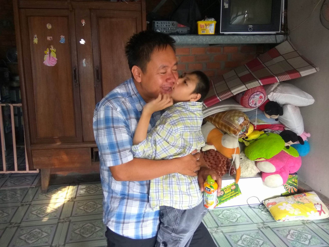 Người cha và 2 con bại não từng khiến dư luận giận mà thương tết này ra sao?