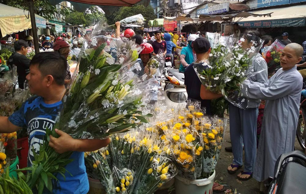 Hoa chất thành núi, đổ bỏ bên đường ngày 30 Tết ở Sài Gòn