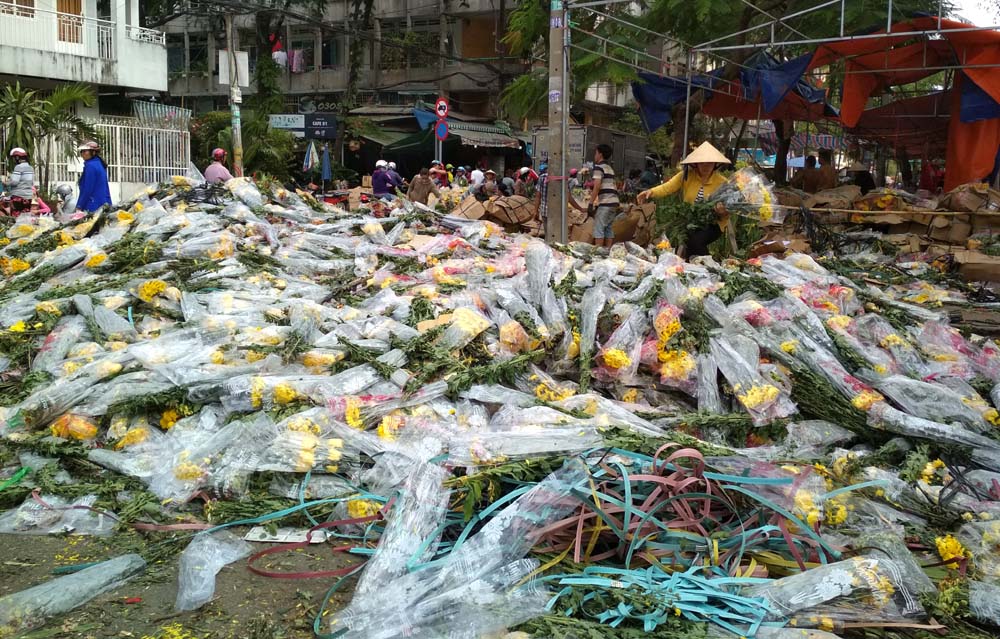 Hoa chất thành núi, đổ bỏ bên đường ngày 30 Tết ở Sài Gòn