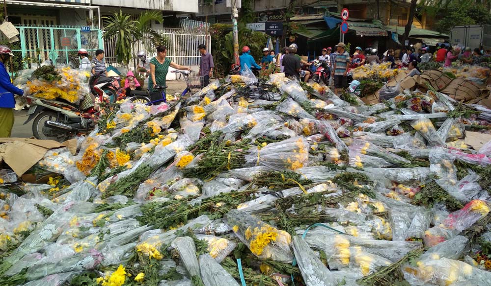 Hoa chất thành núi, đổ bỏ bên đường ngày 30 Tết ở Sài Gòn