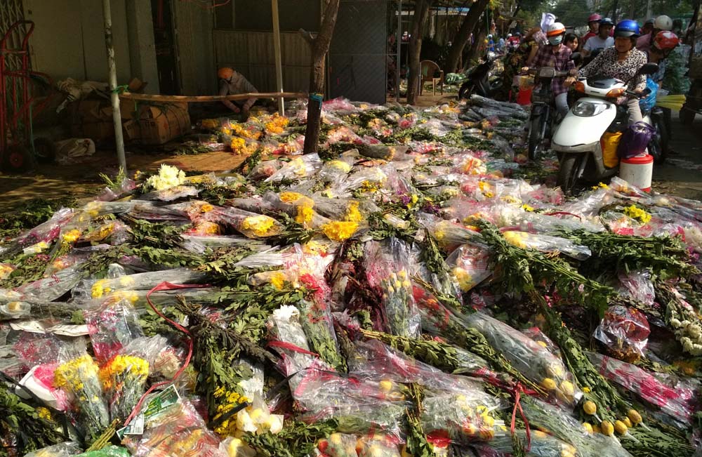 Hoa chất thành núi, đổ bỏ bên đường ngày 30 Tết ở Sài Gòn