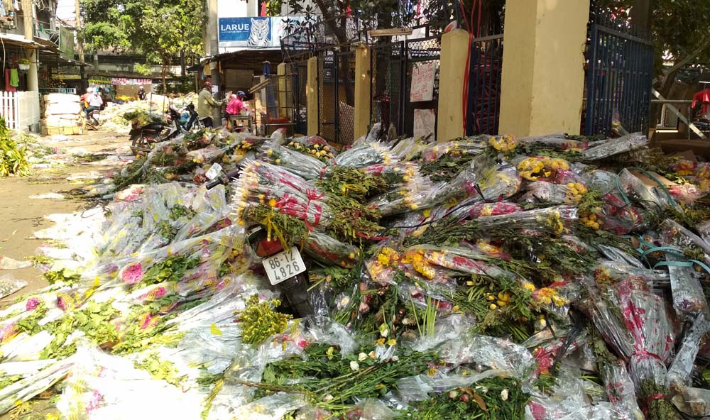 Hoa chất thành núi, đổ bỏ bên đường ngày 30 Tết ở Sài Gòn