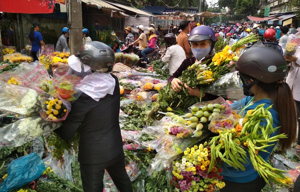 Hoa chất thành núi, đổ bỏ bên đường ngày 30 Tết ở Sài Gòn