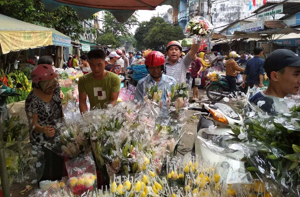 Hoa chất thành núi, đổ bỏ bên đường ngày 30 Tết ở Sài Gòn