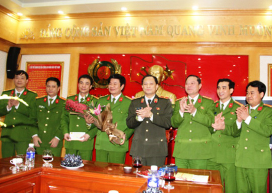 Nhóm côn đồ bịt mặt mang súng tới nhà bắn chết đối thủ ngày cận Tết