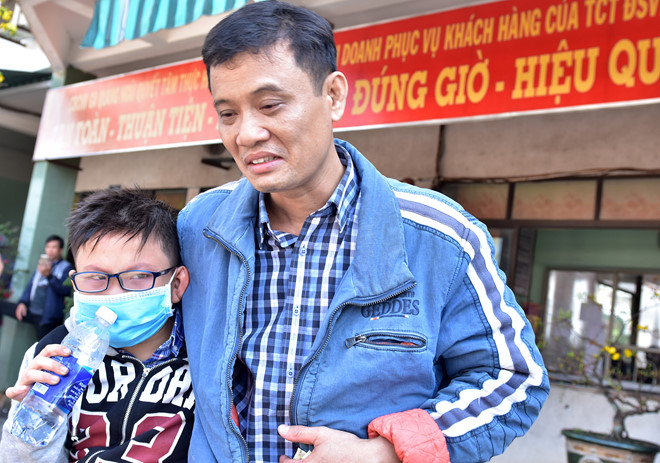 Cha bật khóc tìm con trai lạc ở sân ga sáng 30 Tết